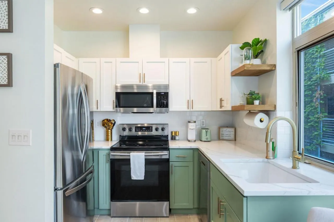 103 Belltown Modern And Bright In The Heart Of Belltown Queen Bed Seattle Apartment